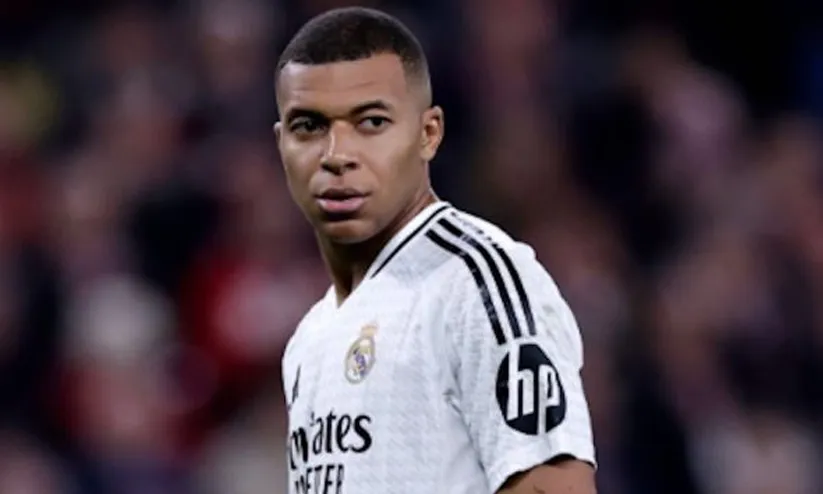 വൻ അബദ്ധം! എംബാപ്പെയുടെ പരിക്കേറ്റ ഇടതു കാലിനു പകരം പരിശോധന നടത്തിയത് വലതുകാലിൽ, പൊട്ടിത്തെറിച്ച് താരം