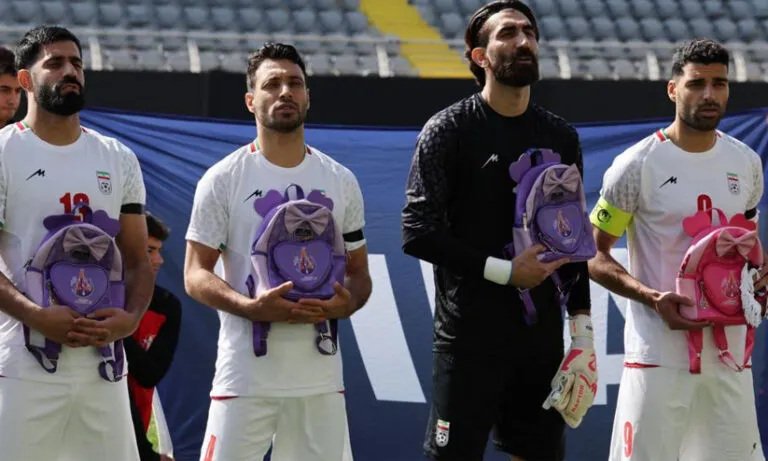 ആ കുഞ്ഞുബാഗുകളിൽ അവരുടെ ഓർമകൾ; ലോകത്തിനുമുമ്പാകെ അതു നെ​ഞ്ചോടുചേർത്ത് ഇറാൻ ഫുട്ബാൾ ടീം; മൈതാനത്ത് വൈകാരിക മുഹൂർത്തങ്ങൾ