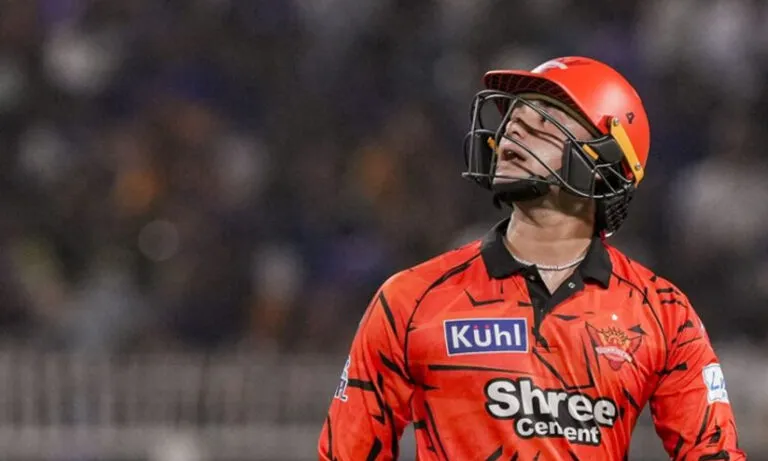 അമ്പയറോട് തർക്കിച്ചു; അഭിഷേക് ശർമക്ക് മാച്ച് ഫീയുടെ 25 ശതമാനം പിഴ