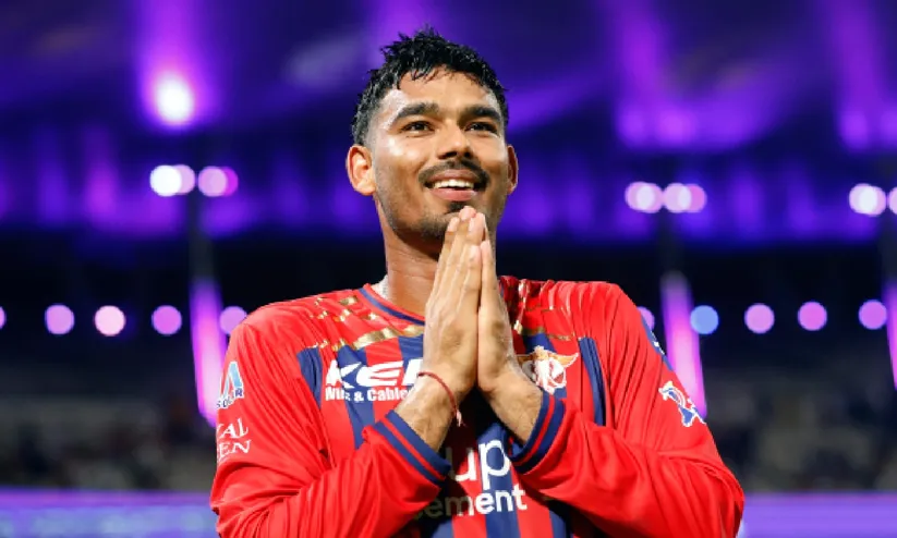 ഈഡനിൽ മുകുൾ ചൗധരി കടം വീട്ടിയ രാവ്! മകനെ ക്രിക്കറ്ററാക്കാൻ ജയിലിൽ പോയ പിതാവ്, അവിശ്വസനീയം ഈ 21കാരന്‍റെ ജീവിതം...